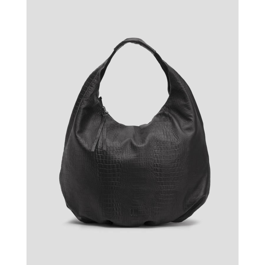 Biba es una firma española de bolsos y complementos de moda que tiene modelos como este shopper redondo grabado de piel de serpiente (149 euros).