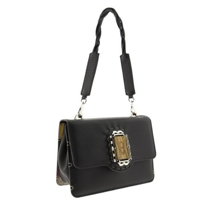 En BOX San Sebastian, una firma vasca, confeccionan cada objeto a mano con meticulosidad y maestría con el fin de ofrecer un aspecto atemporal. Tienen disponibles bolsos como este tipo bandolera de solapa con dos correas multi-posición (435 euros).