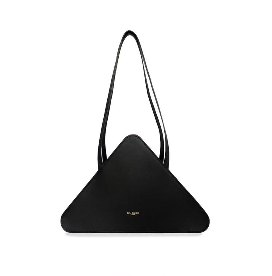 Este diseño de bolso negro de forma triangular (180 euros) es de Jane Burden, una marca de accesorios de lujo de Ubrique que mezcla artesanía de alta calidad, creatividad y pasión.
