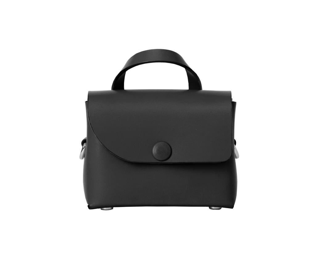 Todos los productos de KRIS MÏKITA están diseñados en Barcelona y producidos en España. Una marca que nace con el propósito de realizar diseños de calidad con un claro compromiso por la sostenibilidad y el diseño responsable y en la que puedes encontrar bolsos negros como este (150 euros).