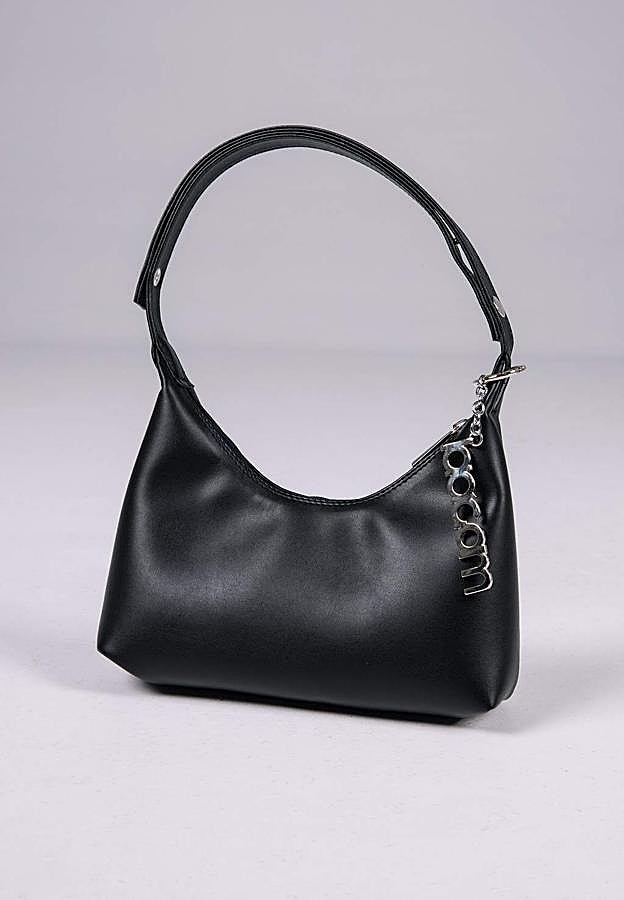 Laagam es una pequeña marca con base en Barcelona que tiene el objetivo de inspirar a mujeres con prendas y accesorios como este bolso triangular (54 euros).