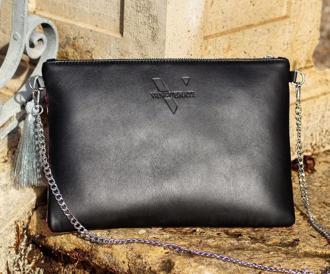 VANGUERATI es una firma española de moda y complementos exclusivos, atemporales y llamativos, que diseña y fabrica en España de manera artesanal. Entre sus piezas llamativas, también hay cabida para un bolso negro ponible como este (99 euros).