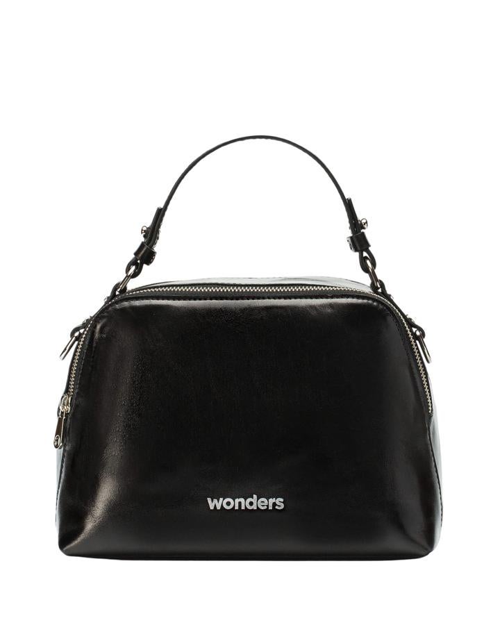 En Wonders la mayoría de sus trabajadores llevan 20 años con ellos. "Siempre hemos permanecido en Elche, protegiendo la esencia de nuestro producto, la comodidad, y defendiendo nuestro trabajo", explican desde la marca. Además de zapatos, tienen bolsos como este tipo bowling (149 euros).