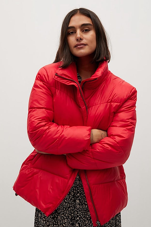 El plumas curvy de Violeta rompe con la obsesión por el efecto adelgazante del negro.