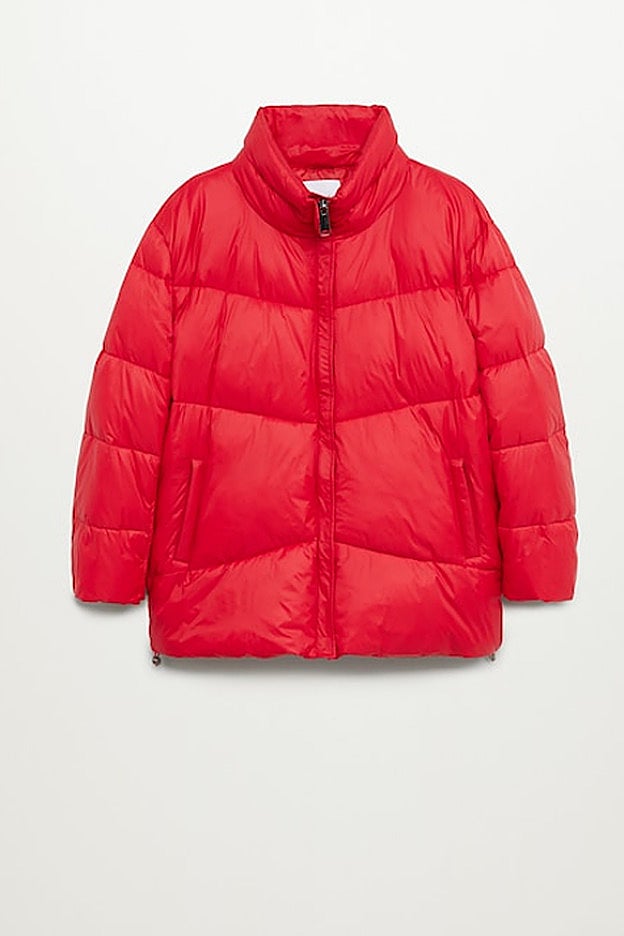 El plumífero de Violeta que apuesta por el rojo para las tallas grandes.