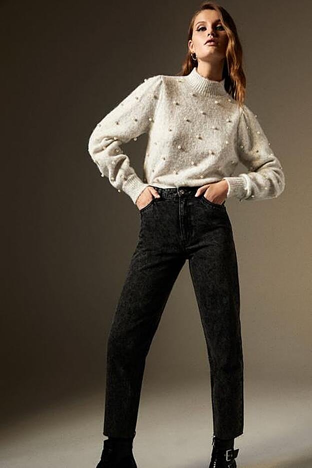 Vaqueros de corte mom en color negro desgastado de Lefties (17,99 euros)