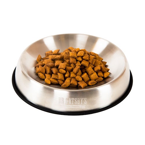 ¿Sabías que muchos gatos no están nada cómodos con su comedero? La mayoría son más estrechos de lo que el animal necesita, ya que sus bigotes topan con los bordes y la sensación les resulta bastante molesta. Es la razón de que, en ocasiones, se dejen comida en el fondo o incluso la saquen fuera. Para evitar estos problemas y procurar el máximo confort a tu mascota, la marca Dr. Catsby’s pone a la venta  este comedero de acero inoxidable , mucho más ancho que los modelos habituales y también menos profundo, además de antideslizante para que la alimentación sea mucho más sencilla e higiénica.Aunque precio original es de 27,39 euros, ahora te lo puedes llevar en Tiendanimal por sólo 21,99 euros.