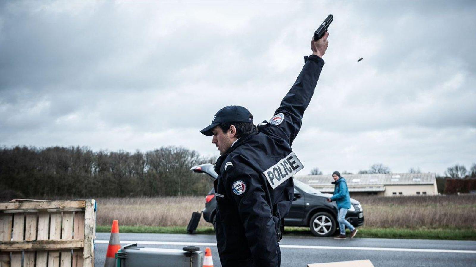 En los meses más duros de la pandemia Filmin estrenaba El colapso, una creación de tres cineastas, Les parasites, emitida por Canal + en Francia a finales de 2019. Esto, precisamente, enfatiza el carácter profético de la miniserie, rodada en plano secuencia y con un presupuesto ajustado para contar qué pasa después de que la sociedad, tal y como la conocemos, colapse.