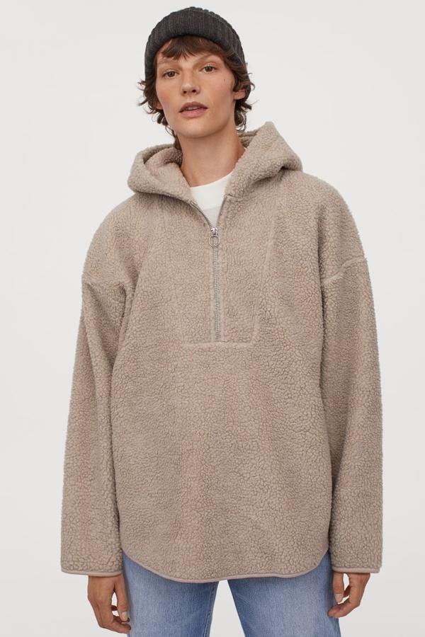 Disponible en beige grisáceo o en negro, esta sudadera de H&M en borreguito cálido suave con capucha forrada y media cremallera en el escote. Con hombros caídos y bajo ligeramente redondeado, cuesta 34,99 euros y está disponible en las tallas XS, S y M, aunque esta última se ha acabado en negro.