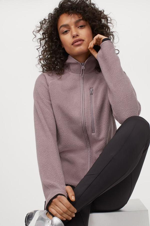 En borreguito termoaislante de poliéster reciclado con cuello elevado, esta chaqueta de H&M viene con cremallera en el frontal, mangas raglán extralargas y bajo redondeado y asimétrico. Solo podemos encontrarla en la web de la firma, cuesta 29,99 euros y está disponible entre las tallas XS y XL.