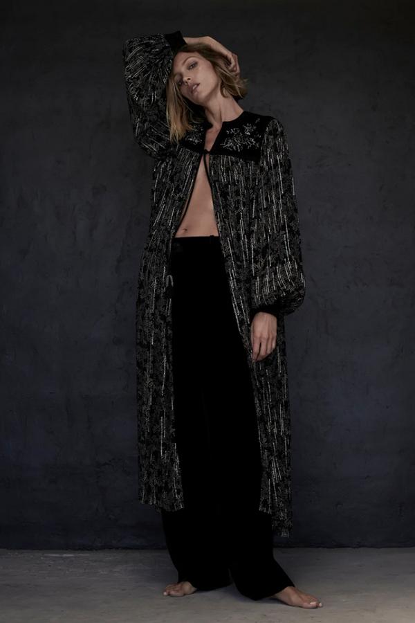 De cuello redondo con cordones acabados en borlas y abalorios, este kimono negro con mangas largas abullonadas acabadas en puño combinado en terciopelo con bordados está confeccionado con hilo metalizado. Con bajo con aberturas laterales y detalle de tejido combinado a contraste con abalorios y bordados, cuesta 69,95 euros y está disponible en las tallas S, M y L.