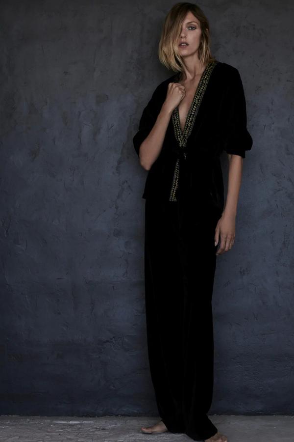 En versión corta, hasta la cintura, este kimono negro de escote de pico y manga larga acabada en pliegues viene con detalle de bordados combinados y abalorios, cinturón a tono y forro interior. Tiene un precio de 39,95 euros y estará disponible en las tallas XS, S y M.