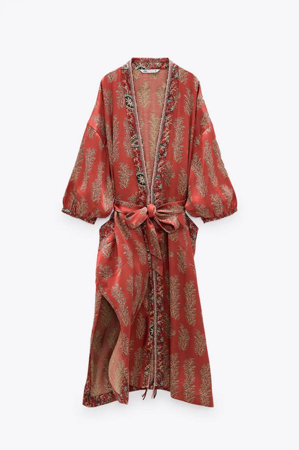En color teja, con estampado de motivos florales, este kimono largo con manga por debajo del codo acabada en elástico viene con bolsillos de plastrón, cinturón de lazada a tono y bajo con aberturas laterales. Tiene un precio de 59,95 euros y solo queda en la talla L.