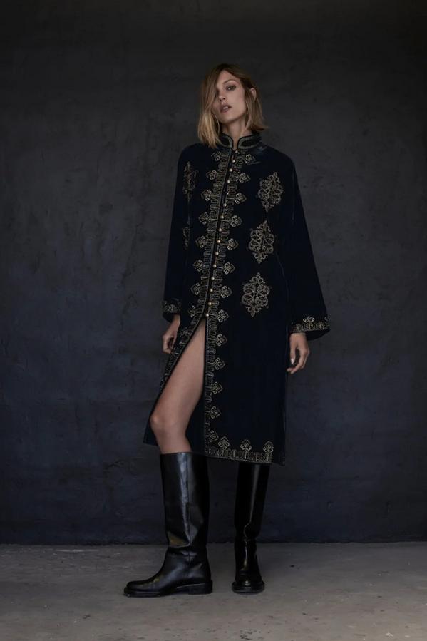 En azul tinta, con cuello mao y manga larga, este kimono con detalle de bordados combinados y abalorios viene con bajo con aberturas laterales y cierre frontal con botones metálicos. Cuesta 79,95 euros y estará disponible únicamente en la talla L.