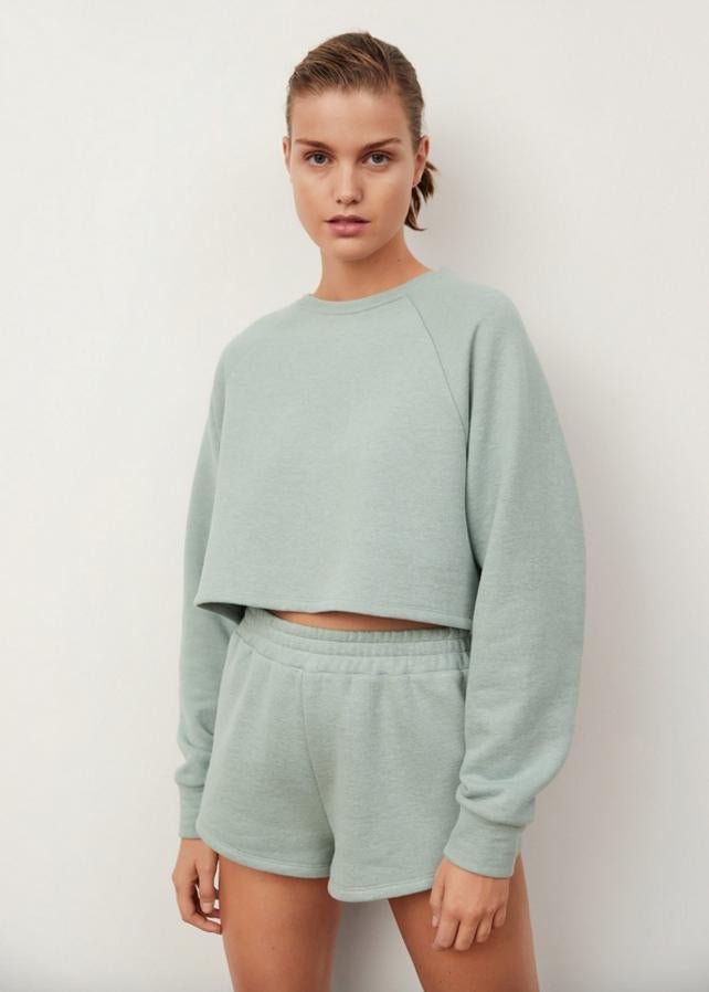 En verde pastel, con costura de hombro caída, diseño crop y confeccionada en algodón, esta sudadera de Mango con cuello redondo cuesta 29,99 euros y está disponible en las tallas S, M y L y en color blanco y lila.