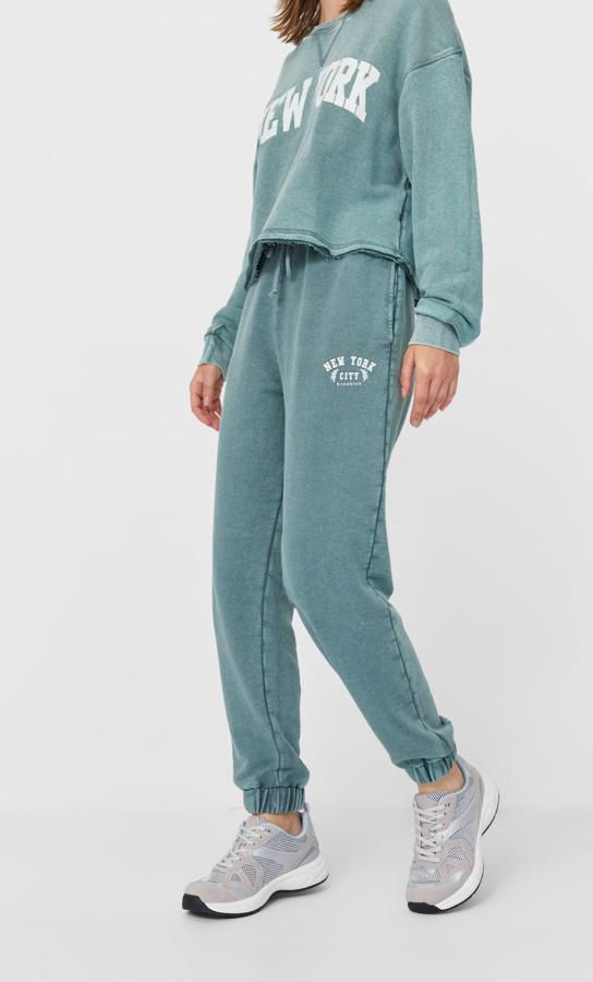 A juego con la sudadera, está este pantalón jogger de tiro alto con cintura elástica y cordones ajustables de Stradivarius. Con bolsillos delanteros y bajo acabado en puño, está disponible entre las tallas XS y L por 19,99 euros.