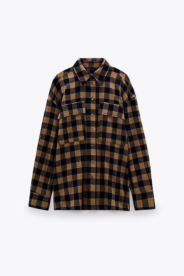 Camisa de caudros en tono marrón de Zara, con silueta oversize.