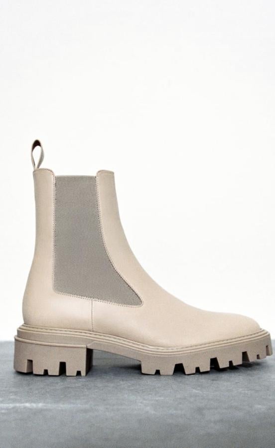 No es blanco brillante ni tampoco un color oscuro, esta mezcla de beige y gris que ha consegurido Zara es una de nuestras favoritas y muy fácil de combinar con cualquier tono de outfit (69,95 euros).