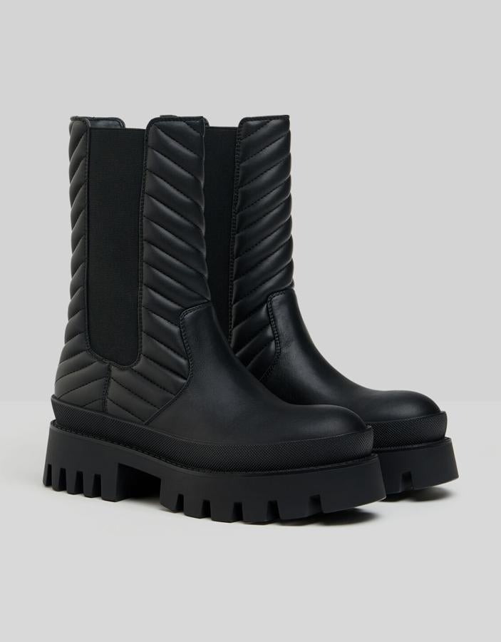 Cómo nos gustan  unos botines acolchados.  Estos de Stradivarius cumplen con la tendencia chunky, son de caña alta y están rebajados un 30%. No podemos pedir más (27,99 euros).