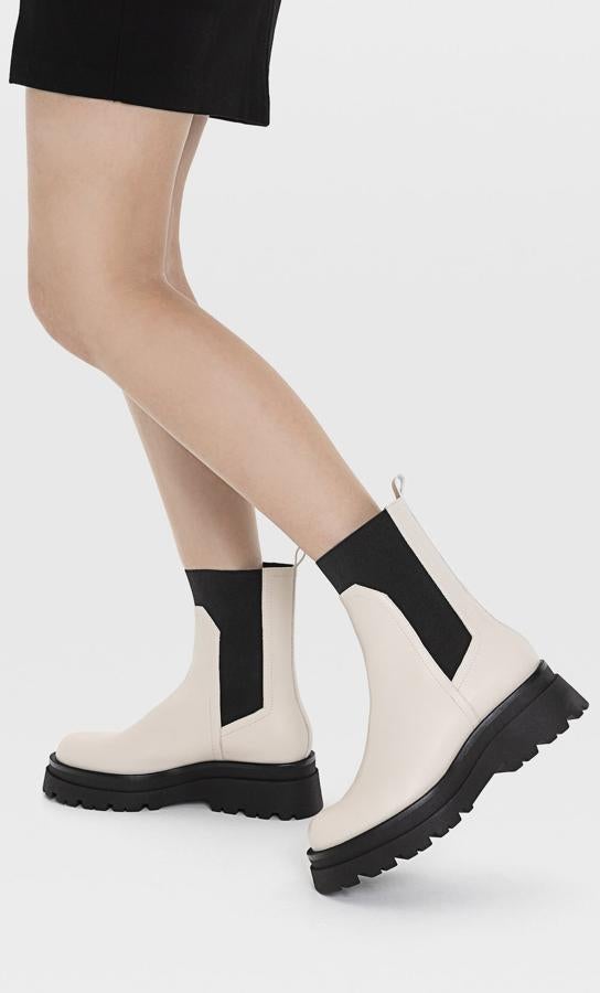 Un modelo clásico de botines con suela track puede ser este de Stradivarius en blanco y negro. Si apuestas por él, no te vas a arrepentir y es de los más cómodos gracias al elástico alto que permite que los puedas llevar sin calcetines (39,99 euros).