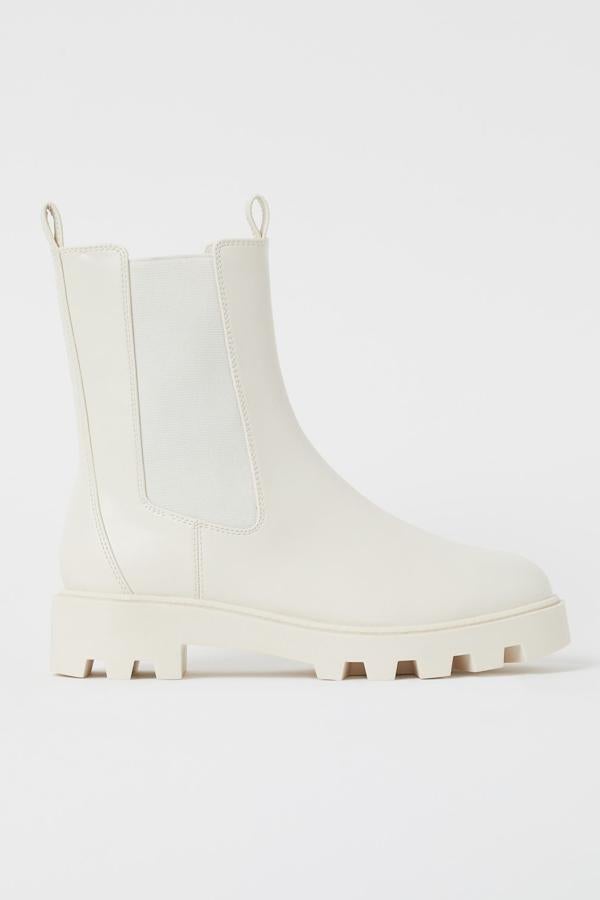 En H&M hemos encontrado los botines chunky más galácticos. En color blanco roto, la pieza entera es del mismo tono (29,99 euros). Prueba a crear contraste con ellas en un total total black, triunfarás.