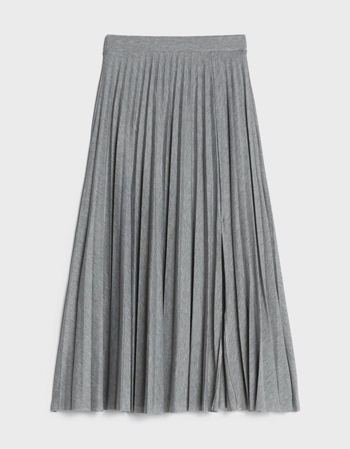 Falda midi plisada, de Bershka (19,99 €).