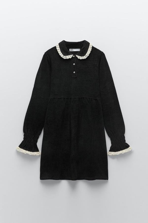 Vestido con cuello y mangas de encaje, de Zara (29,95 €).