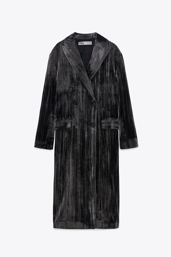 Abrigo de terciopelo, de Zara (89,95 €).