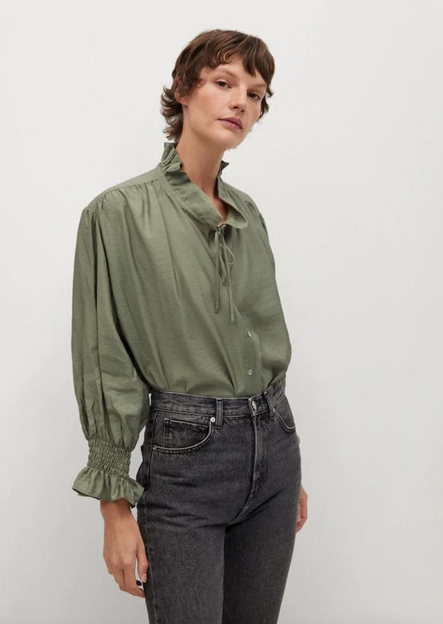 Tejido fluido y diseño recto para esta blusa verde de Mango con detalle de volantes en el cuello redondo, manga larga abullonada y puños elásticos. Con cierre de botones frontal, podemos encontrarla entre las tallas XS y XL por 25,99 euros.