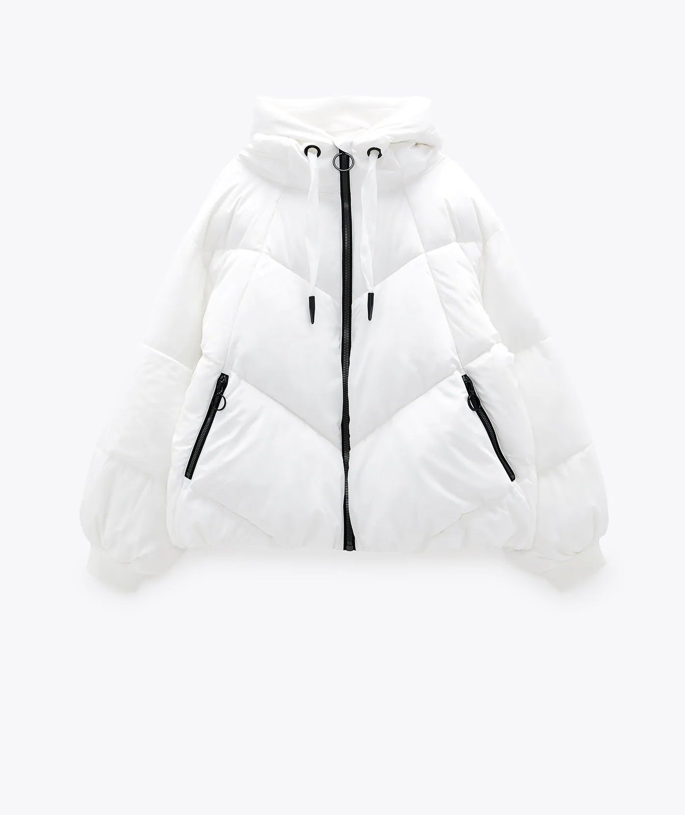 Cazadora acolchada blanca con detalles en negro resistente al agua. Ideal para los días más lluviosos del invierno. De Zara. (39,95 euros).