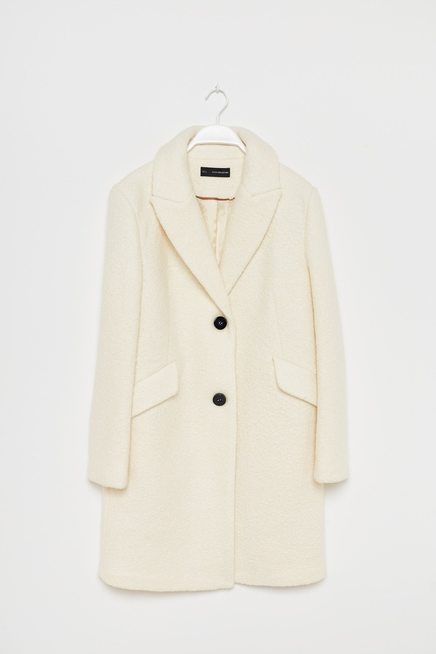 El abrigo recto tipo masculino, un clásico que nunca pasa de moda y que vuelve a arrasar cada año. De Sfera por 59,99 euros.