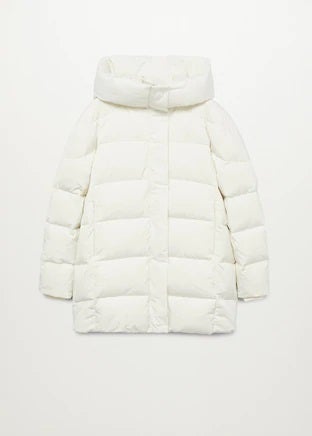 Anorak resistente al agua relleno de plumón, el abrigo blanco más calentito y favorecedor para este invierno. De Mango. (69,99 euros).
