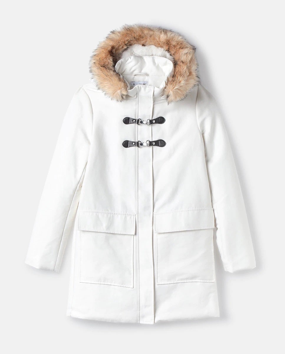 Parka satinada larga con capucha de pelo y cierres metálicos de Easy Wear. En El Corte Inglés por 79,99 euros.