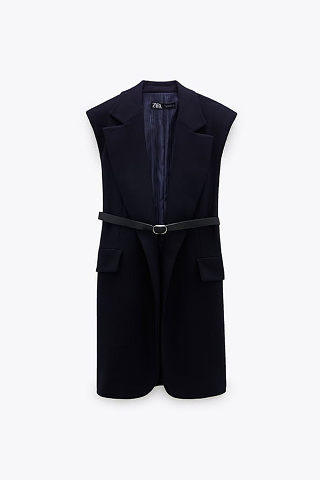 Chaleco con hombreras y confeccionado con tejido en mezcla de lana de Zara.