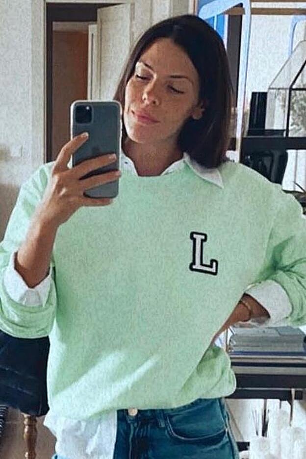 Laura Matamoros con un diseño de sudadera personalizada en tono verde menta