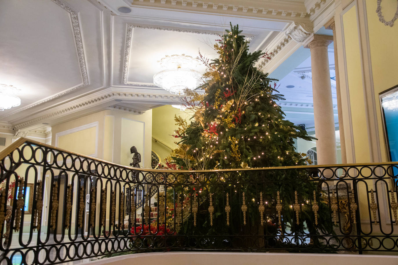 El almuerzo de Navidad y de Año Nuevo tendrá el formato de Opera & Lunch, compuesto de un amplio menú degustación acompañado de una actuación de ópera en directo con repertorio especial dedicado a la Navidad. Su precio es de 175 € por persona, bebidas incluidas.