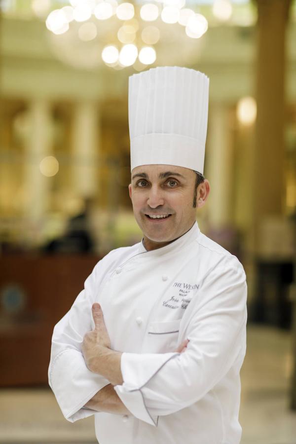 El chef ejecutivo del Palace, José Luque, propone por primera vez, para los que prefieran celebrarlo en casa, una nueva iniciativa que ha denominado 'El Palace cocina por ti', con la que ofrecerá una serie de platos muy navideños para que el cliente solo tenga que calentarlo unos minutos en el horno.
