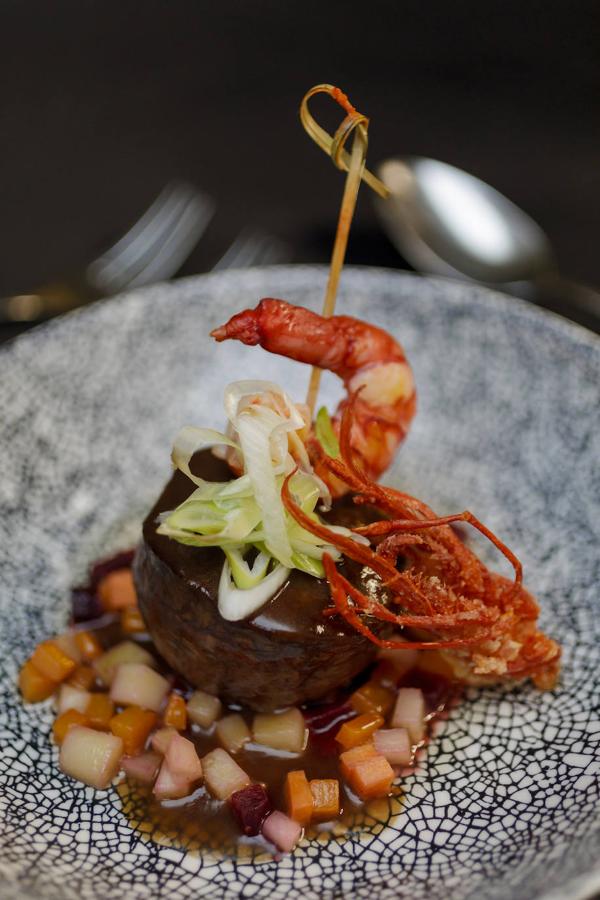 Una de las recetas clásicas del Palace, con su elegante presentación: tournedó de ternera coronado por un carabinero asado en el jugo de sus corales con mirepoix de hortalizas de invierno.