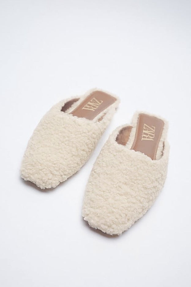 Mules de borreguito con la punta y el talón cuadrado de Zara.