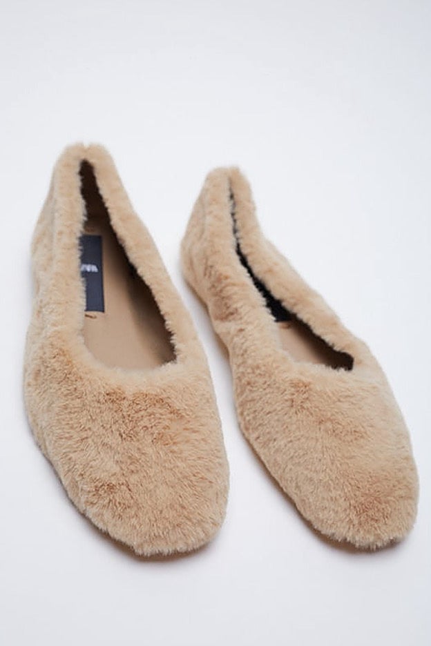 Bailarinas de pelo de color marrón claro de Zara.