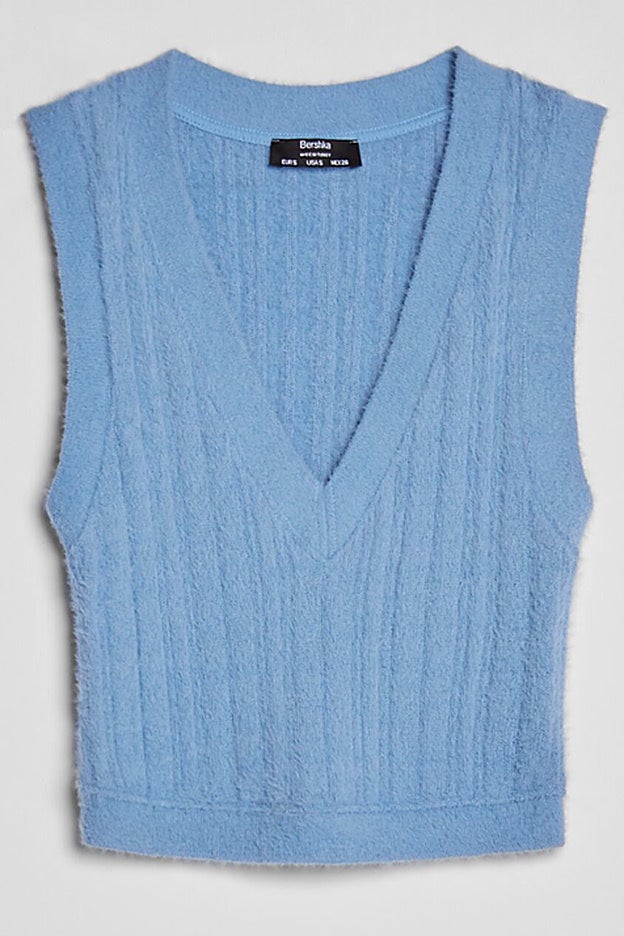 Chaleco de punto en versión micro y azul cielo de Bershka.