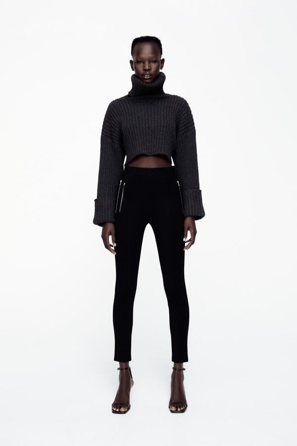 Leggings de tiro alto con cintura elástica y cremalleras, de Zara (19,95 €).