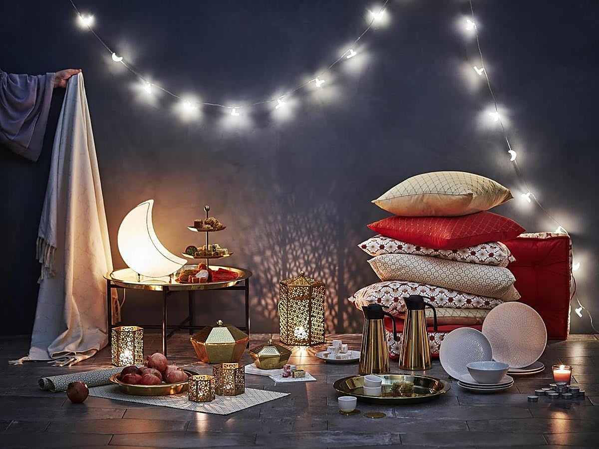 IKEA nos propone, a partir del mes de febrero con su colección LJVUARE, una atrevida combinación de elementos de diseño de Oriente Medio mezclados con el estilo escandinavo, donde predominan los reconfortantes tonos tierra y naranjas junto con el reluciente dorado, creando un ambiente opulento (a precios low cost) y mágico.