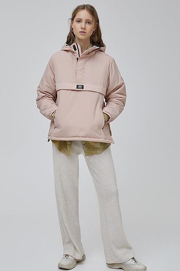 El bolsillo tipo canguro triunfa esta temporada y ha saltado de las sudaderas a las cazadoras.