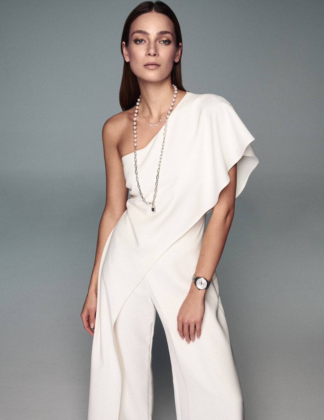 Mono asimétrico de El Corte Inglés Fiesta; collar largo de Tiffany & Co.; colgante de Suarez; y reloj Carrera con diamantes, de TAGHeuer.