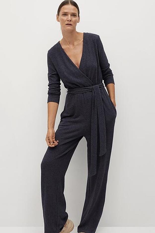 Con escote cuzado y cinturón, este mono en color gris sienta como un guante.