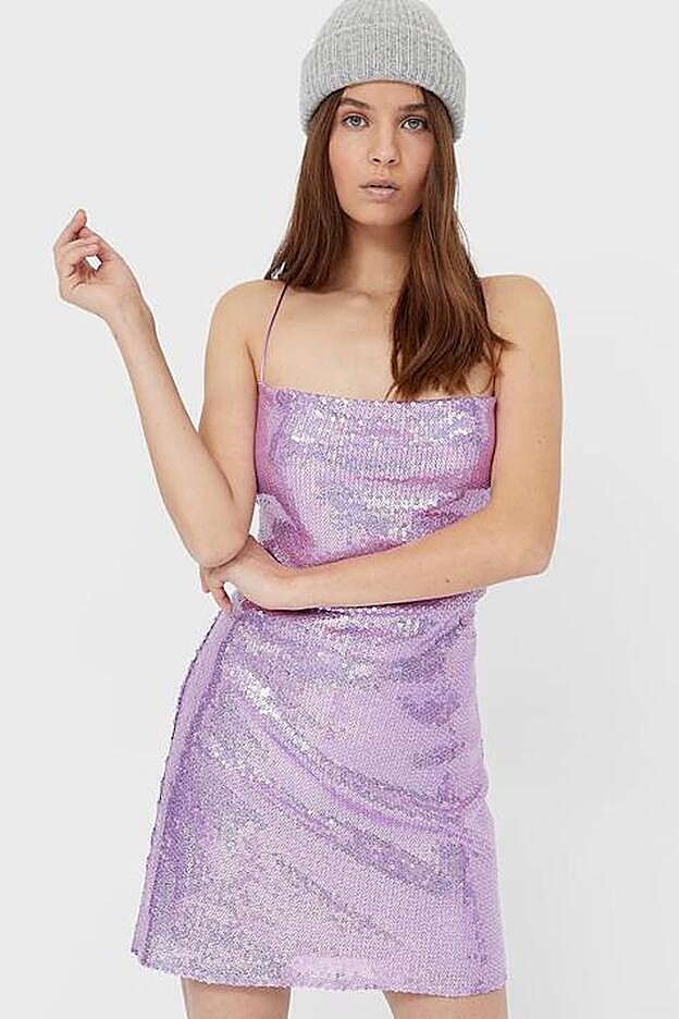 También disponible en color camel, este vestido corto de lentejuelas lila está triunfando.