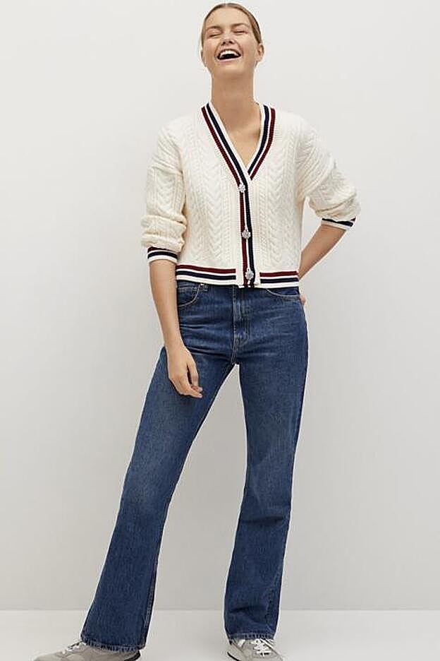 En color curdo, los botones joya de esta chaqueta que resulte especial.