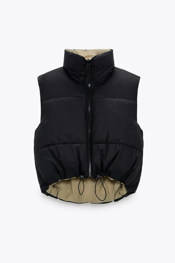 Confeccionado en tejido repelente al agua de color negro, este chaleco acolchado reversible con bajo ajustable con cordones elásticos tiene un precio de 25,95 euros.