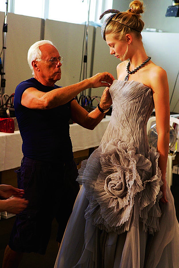 Giorgio Armani supervisa una de las salidas del desfile de o/i 2006.
